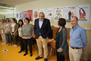 El rector, durante su visita a la exposición.