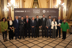 Autoridades académicas y políticas en la presentación del libro.