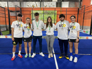 Foto de las tres parejas de pádel de la UCO: femenina, masculina y mixta, que posan sonrientes con sus medallas de bronce en este CAU 2022. 