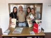 El profesor de portugués, Cristiano Santana, junto a unas estudiantes en un stand informativo.