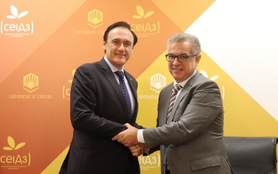 El rector de la Universidad de Córdoba, José Carlos Gómez Villamandos, y el director del Área de Negocios de Caixbank en Córdoba, Antonio Marcelo García Pino