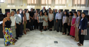 El rector y la vicerrectora junto a los participantes en el encuentro.