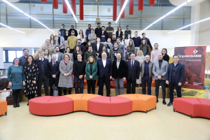 Foto de familia de autoridades y participantes en la vigente edición de EmprendeUCO.