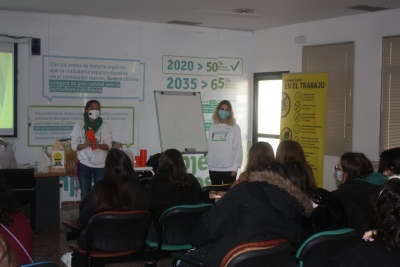 Momento de la visita del grupo de estudiantes a Sadeco.