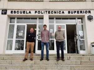 Los investigadores José María Fernández, David Suescum-Morales y José Ramón Jiménez en la Escuela Politécnica Superior de Belmez.