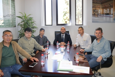 El vicerrector Enrique Quesada y el profesor Julio Berbel, con los representantes del Yellow River Institute of Hydraulic Research