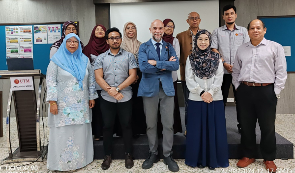 El profesor Ávila junto a representantes académicos de la UTM.