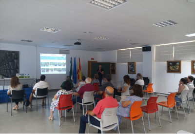 El investigador Manuel Tejada, durante el coloquio celebrado en Montilla. 