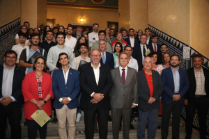 Foto de familia de autoridades y representantes estudiantiles al término del foro celebrado en el Rectorado.