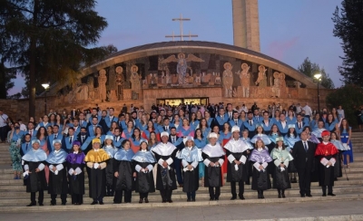 Foto de familia de la graduación de Educación Primaria (2017-2021)