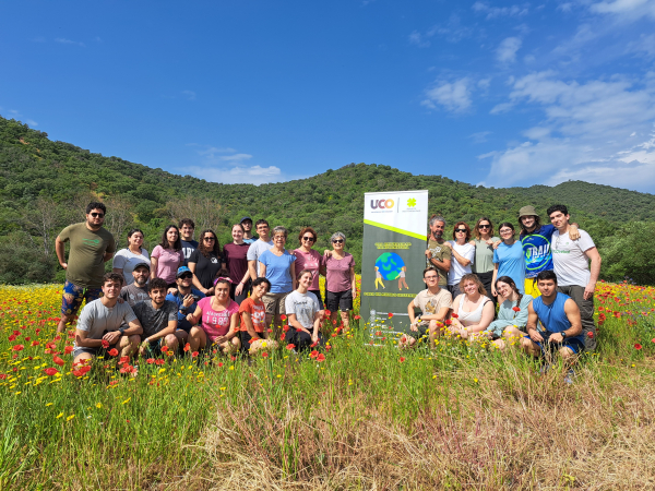 Foto de familia de participantes en la actividad de voluntariado ambiental.