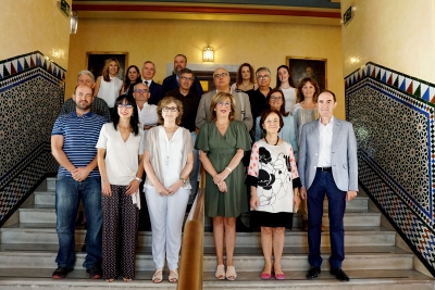 Foto de familia de autoridades y participantes en el seminario nacional.