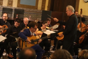 La Orquesta de Plectro y el guitarrista Paco Serrano durante su actuación.