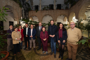 Juana Castro rodeada de las autoridades asistentes al estreno del documental en Córdoba.