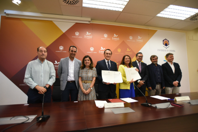 Foto de familia de representantes de ambas instituciones, tras la firma del convenio.