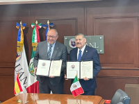 Manuel Torralbo y Santos Guzmán, tras la firma del convenio.