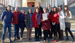 Integrantes del equipo decanal con su diploma.