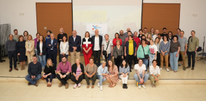 Foto de familia de los participantes en la reunión.