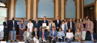 El equipo de gobierno de la UCO ha acompañado al rector durante la entrega del galardón.