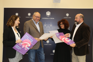 Sara Pinzi, vicerrectora de Igualdad; Manuel Torralbo, rector; Celia Prados, directora de la Cátedra Leonor de Guzmán; y Manuel Torres, director de la Cátedra UNESCO de Resolución de Conflictos.