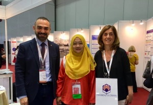 Alfonso Zamorano y Enriqueta Moyano en el stand de la UCO de la APAIE´19