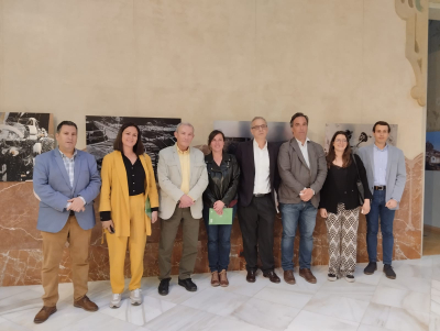 Autoridades y ponentes participantes en la jornada.