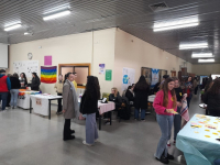 Estudiantes visitan algunos de los estands de la feria.