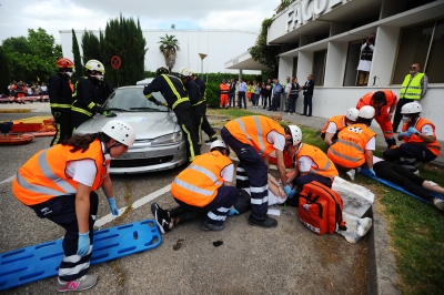 Un momento del simulacro de atentado terrorista que ha tenido lugar esta tarde en la Facultad de Medicina y Enfermería.