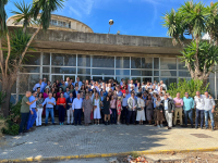 Foto de familia de asistentes al reencuentro de antiguos alumnos y alumnas de la ETSIAM