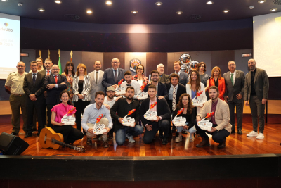 Foto de familia de los ganadores junto a las autoridades.