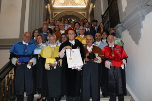 Foto de famiia de autoridades académicas de la Universidad de Córdoba asistentes al acto de entrega de la Medalla de la Universidad de Sevilla.