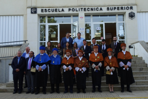 Foto de familia de la graduación.