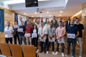 Foto de familia del alumnado junto a representantes de las instituciones participantes