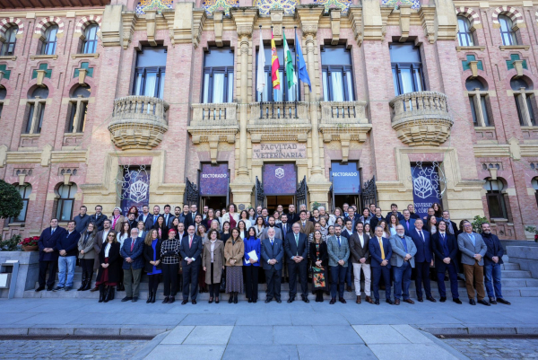 Foto de familia de  argos de dirección, académicos, profesorado y personal de administración y servicios