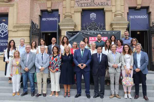 Asistentes y colaboradores de la Cátedra tras su presentación.