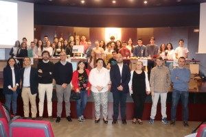 Foto de familia de autoridades, profesorado y estudiantes premiados