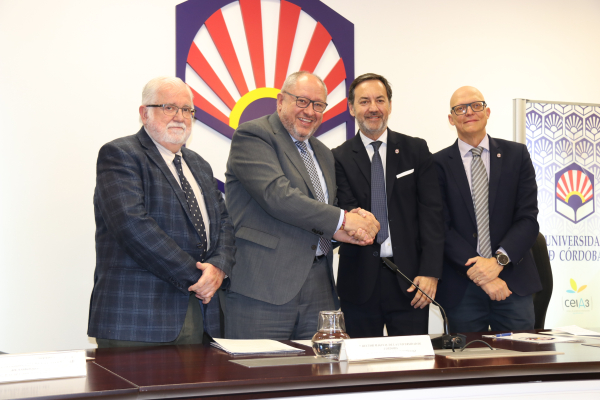 De izqda. a dcha: Rafael Solana, vicerrector de Salud y Bienestar de la Comunidad Universitaria; Manuel Torralbo, rector de la UCO; Antonio Fernández, CEO del Córdoba CF; y Ricardo Olivares, secretario del Consejo de Administración del Córdoba CF.