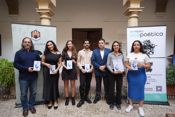 Foto de familia de los ganadores con el poemario donde se recogen sus obras.