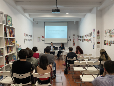 Momento de la charla en La República de las Letras.