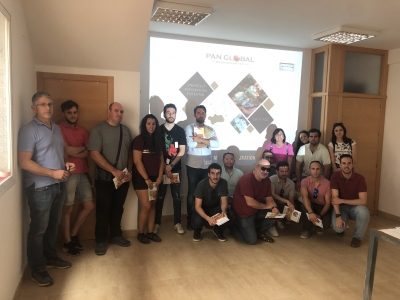 Foto de familia de profesorado y estudiantes del máster