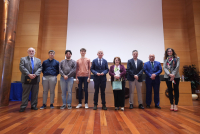 Autoridades asistentes al Día del Patrón junto a los estudiantes premiados.