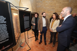 El comisario de la exposición, Antonio J. Díaz, explica la muestra a las autoridades asistentes a la inauguración.