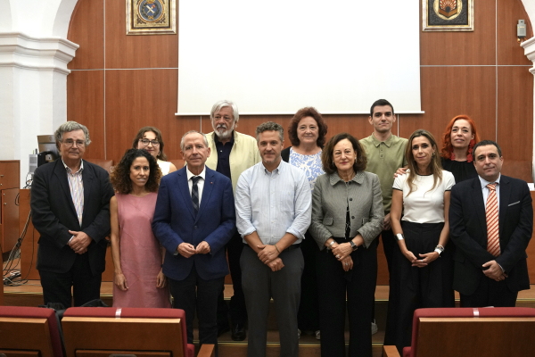 Autoridades académicas y homenajeados.