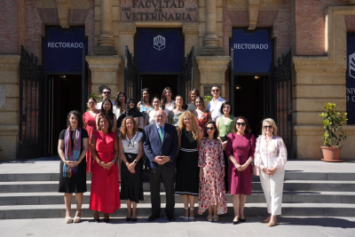 El rector junto a la vicerrectora, la directora del máster y profesorado y alumnado participante en el acto de clausura.