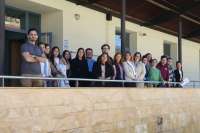 Foto de familia de autoridades junto al estudiantado beneficiado con las prácticas. 