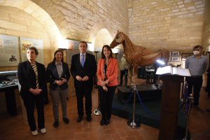 Autoridades asistentes a la inauguración de la exposición.