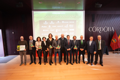 Foto de familia de los premiados junto a autoridades asistentes al evento.