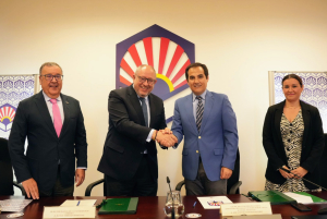 De izquierda a dercha, Antonio Arenas, Manuel Torralbo, José Antonio Nieto y Raquel López, tras la firma del convenio.