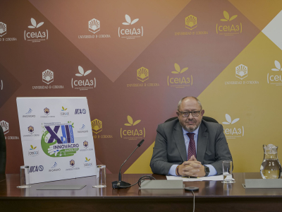 El rector antes de la inauguración del foro.