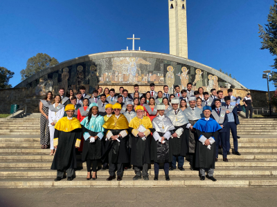 Foto de familia tras la graduación,